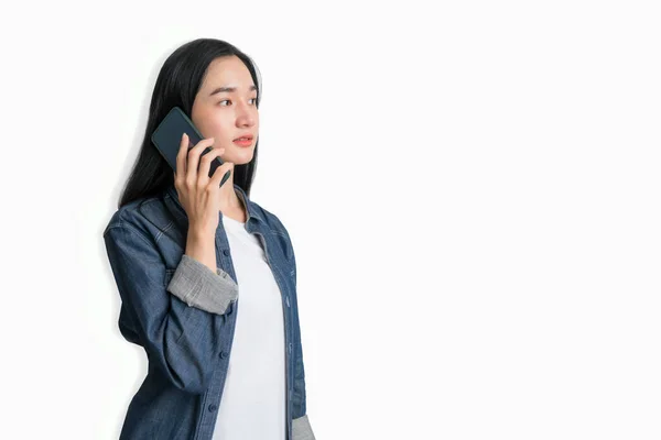 Hermosa Mujer Usando Teléfono Inteligente Para Comunicación Sobre Negocios —  Fotos de Stock