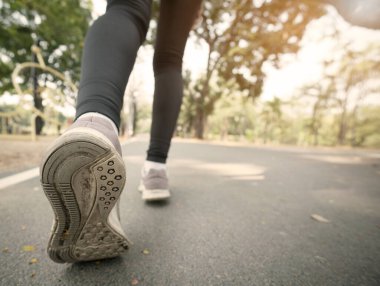 Koşu ayakkabılarını ve koşucunun bacağını parkta kapat.