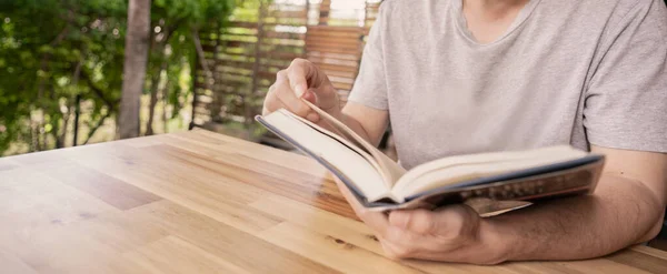 Mão Segurando Livro Para Ler Casa — Fotografia de Stock