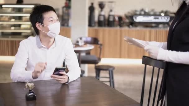 스마트폰으로 수술용 마스크를 커피숍에서 주문을 아시아 — 비디오