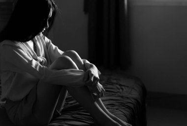 Yatak odasında depresyonda olan bir kadın.