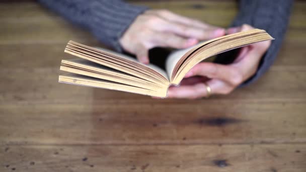 Sebuah Buku Tangan Wanita Untuk Membaca Rumah — Stok Video