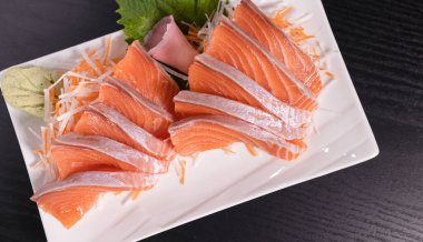 Beyaz arka planda somon balığı. Japon gıda konsepti