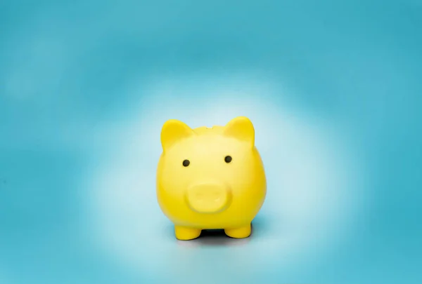 Piggy Bank Amarelo Fundo Azul — Fotografia de Stock