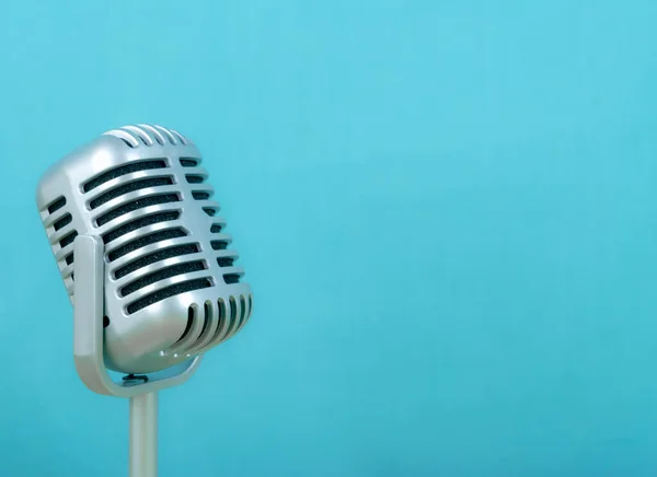 Mavi Arkaplanda Retro Mikrofon — Stok fotoğraf