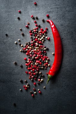 Karanlık bir arka plan üzerine karabiber