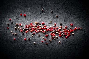 Karanlık bir arka plan üzerine karabiber