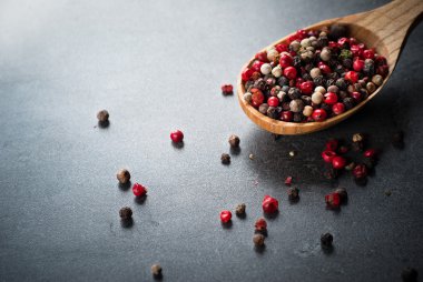 Karanlık bir arka plan üzerine karabiber