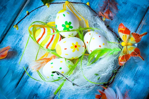 Handcrafted Easter eggs in the nest — Stock fotografie