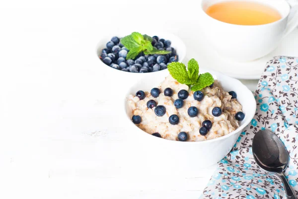 Oatmeal with blueberries — Stock Photo, Image