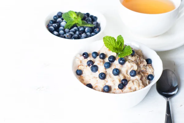 Oatmeal with blueberries — Stock Photo, Image