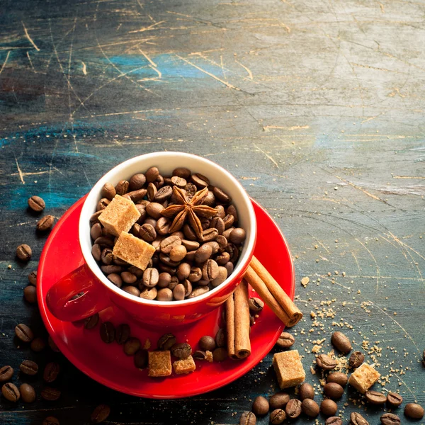 Grãos de café em uma xícara — Fotografia de Stock