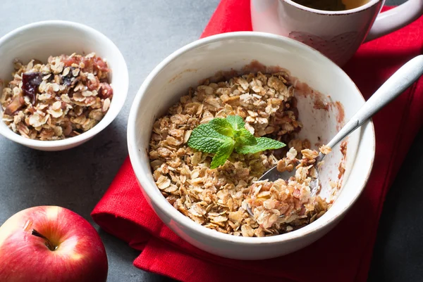 Crumble pie with apples and plum — Stock Photo, Image