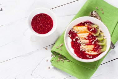 Tatlı ekşi krema ve meyve ile.