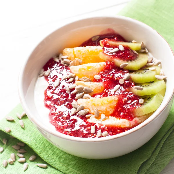 Postre con crema agria y frutas . —  Fotos de Stock