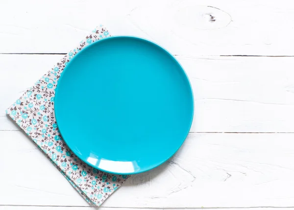 Empty blue plate at wooden table — Stock Photo, Image