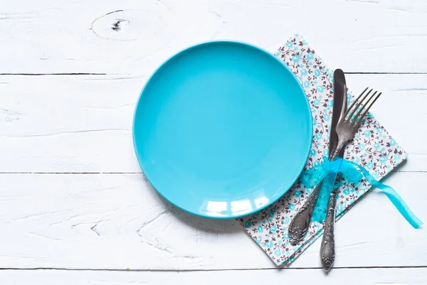 Assiette bleue vide à la table en bois — Photo