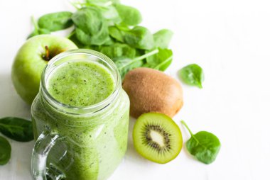 Sağlıklı yeşil güler yüzlü kavanoz.