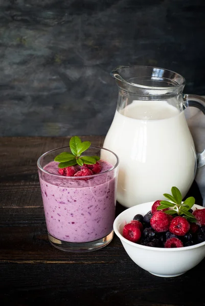 Milchshake mit Beeren — Stockfoto