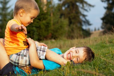 İki küçük çocuk çim