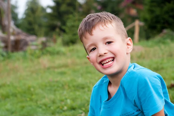 Sourire petit garçon en plein air — Photo