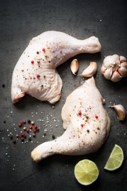 Karanlık bir arka plan üzerinde tavuk uyluk.