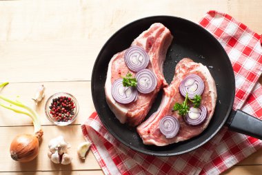 Bir tavada çiğ domuz eti.