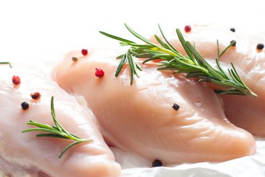 Bir beyaz üzerine çiğ tavuk fileto 