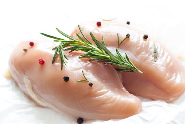 Bir beyaz üzerine çiğ tavuk fileto 