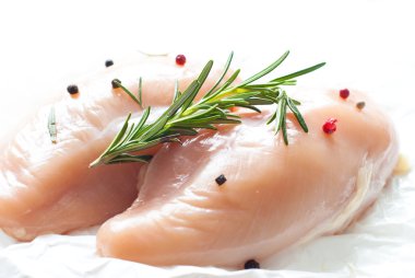 Bir beyaz üzerine çiğ tavuk fileto 