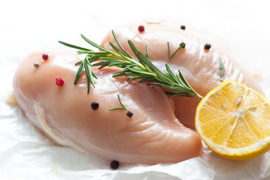 Bir beyaz üzerine çiğ tavuk fileto 