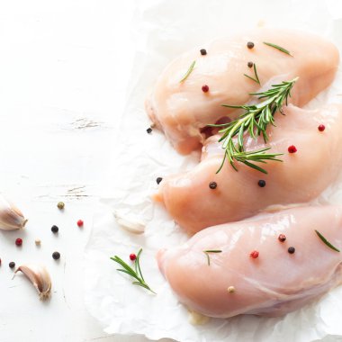 Bir beyaz üzerine çiğ tavuk fileto 