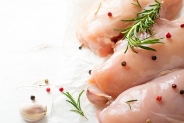 Bir beyaz üzerine çiğ tavuk fileto 