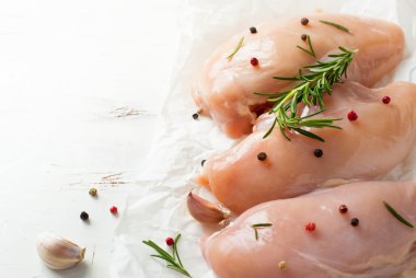 Bir beyaz üzerine çiğ tavuk fileto 