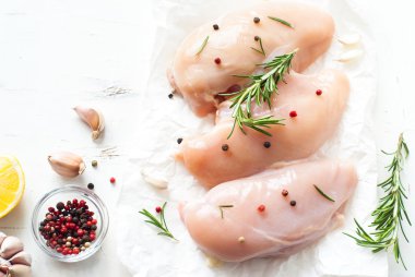 Bir beyaz üzerine çiğ tavuk fileto 