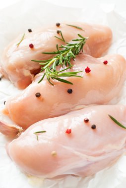 Bir beyaz üzerine çiğ tavuk fileto 