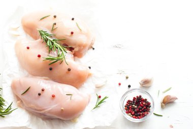 Bir beyaz üzerine çiğ tavuk fileto 