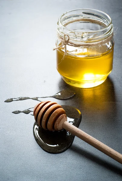 유리병에 담긴 꿀 — 스톡 사진