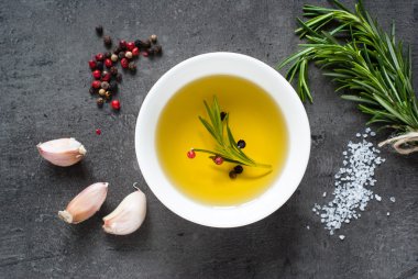 Zeytinyağı ve baharatlar ile siyah gıda arka plan