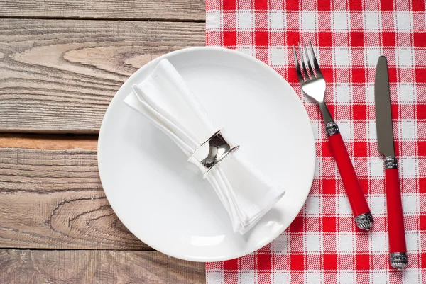 De instelling van de tabel met een bord, bestek en Servet — Stockfoto