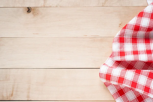 Asciugamano rosso sopra tavolo da cucina in legno — Foto Stock