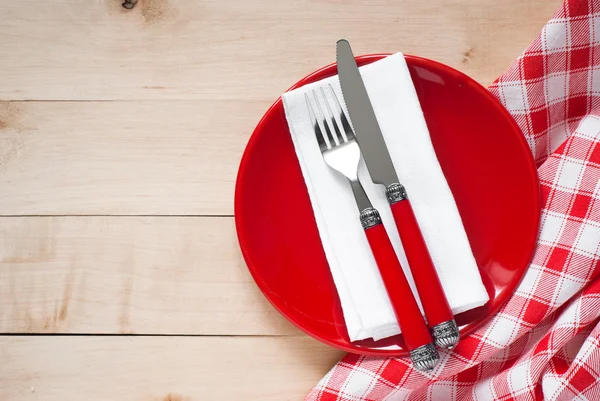 De instelling van de tabel met een bord, bestek en Servet — Stockfoto