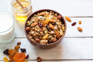 Granola bir ahşap kase.