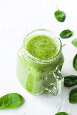 Sağlıklı yeşil güler yüzlü kavanoz.