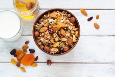 Granola bir ahşap kase.