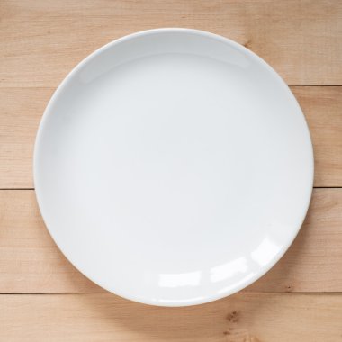 Ahşap masa boş beyaz plaka