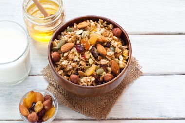 Granola bir ahşap kase.