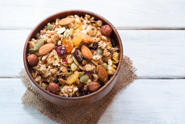 Granola bir ahşap kase.