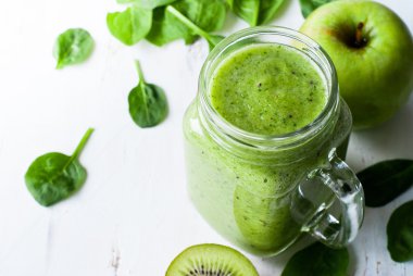 Sağlıklı yeşil güler yüzlü kavanoz.