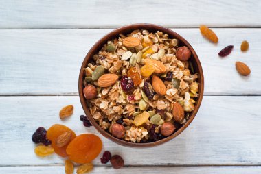 Granola bir ahşap kase.